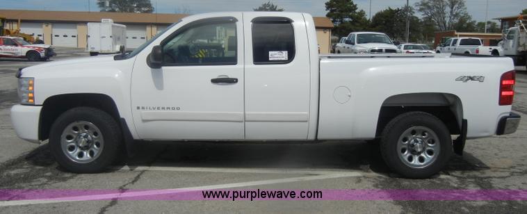 image for item B7000 2007 Chevrolet Silverado K1500 Extended Cab pickup truck