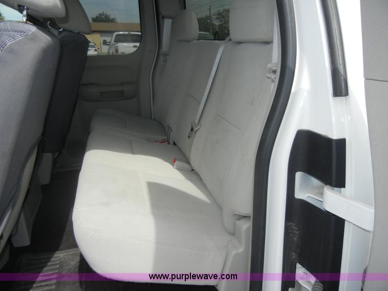 image for item B7000 2007 Chevrolet Silverado K1500 Extended Cab pickup truck