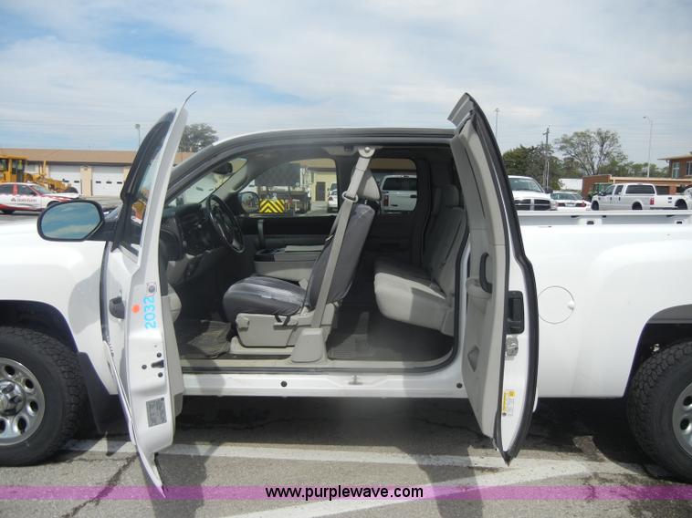 image for item B7000 2007 Chevrolet Silverado K1500 Extended Cab pickup truck