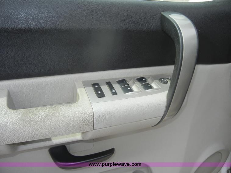 image for item B7000 2007 Chevrolet Silverado K1500 Extended Cab pickup truck