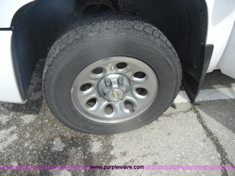 image for item B7000 2007 Chevrolet Silverado K1500 Extended Cab pickup truck