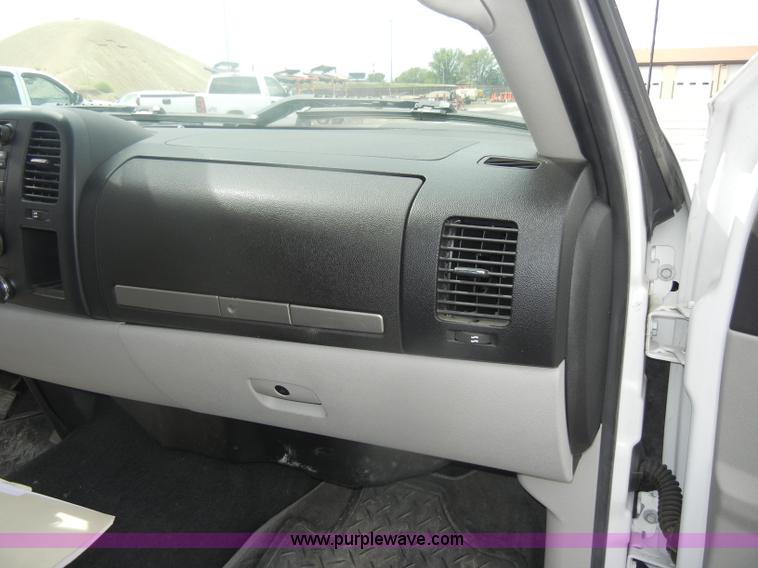 image for item B7000 2007 Chevrolet Silverado K1500 Extended Cab pickup truck