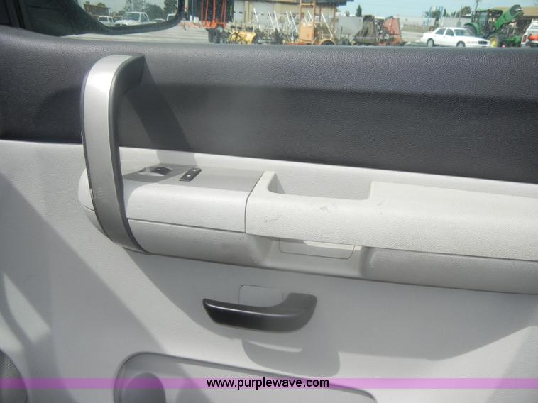 image for item B7000 2007 Chevrolet Silverado K1500 Extended Cab pickup truck