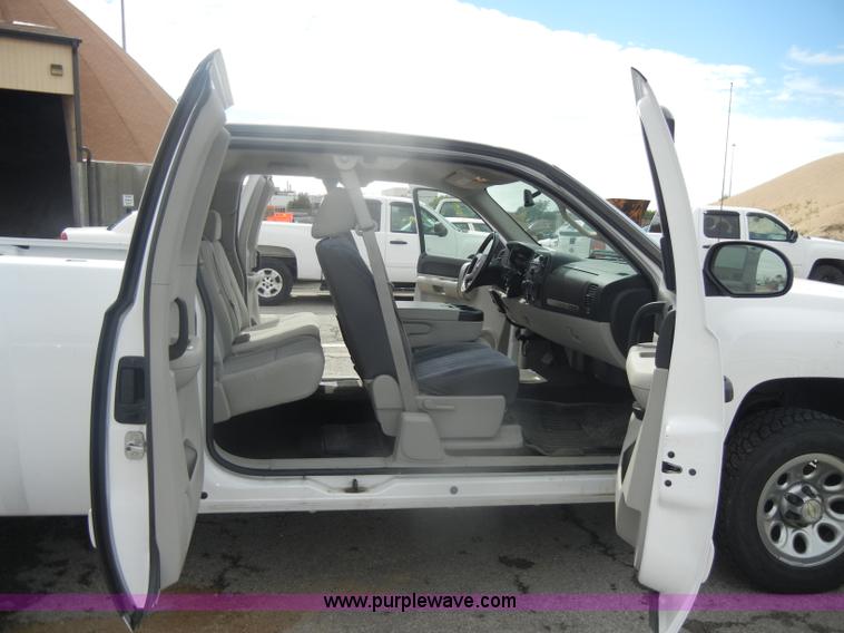image for item B7000 2007 Chevrolet Silverado K1500 Extended Cab pickup truck