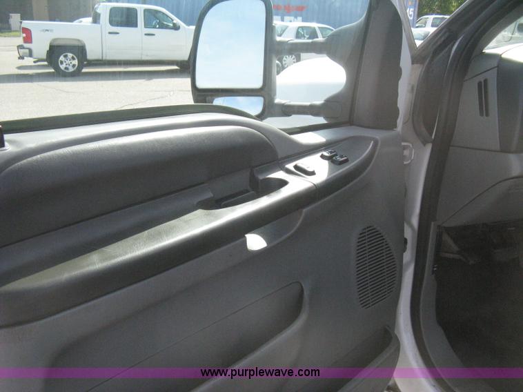 image for item B8133 2003 Ford F350 XL Super Duty flatbed pickup truck