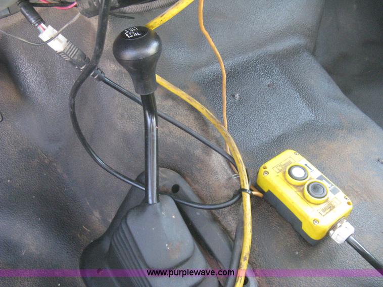 image for item B8133 2003 Ford F350 XL Super Duty flatbed pickup truck