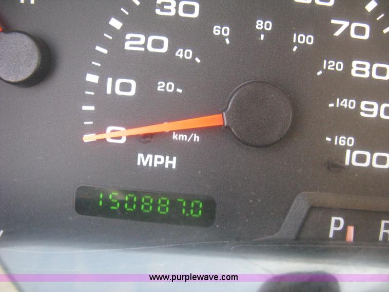 image for item B8133 2003 Ford F350 XL Super Duty flatbed pickup truck