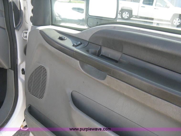 image for item B8133 2003 Ford F350 XL Super Duty flatbed pickup truck