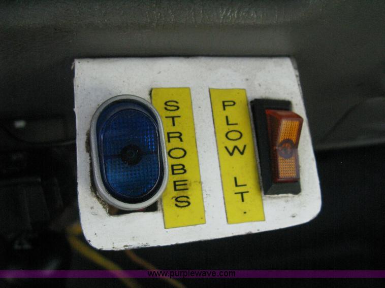 image for item B8133 2003 Ford F350 XL Super Duty flatbed pickup truck