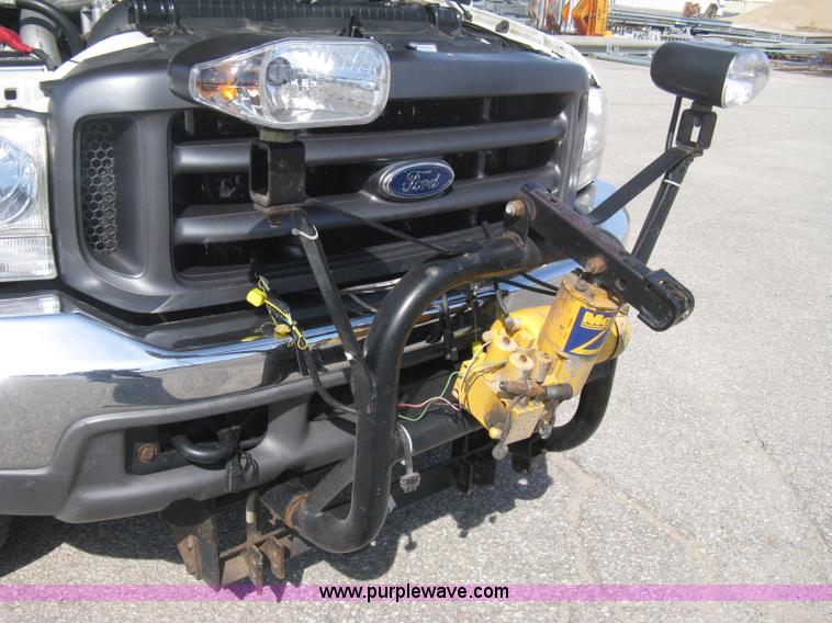 image for item B8133 2003 Ford F350 XL Super Duty flatbed pickup truck