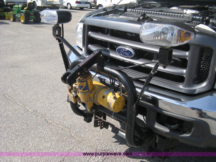 image for item B8133 2003 Ford F350 XL Super Duty flatbed pickup truck