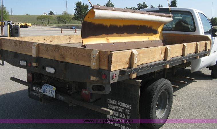 image for item B8133 2003 Ford F350 XL Super Duty flatbed pickup truck