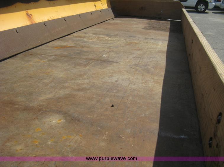 image for item B8133 2003 Ford F350 XL Super Duty flatbed pickup truck