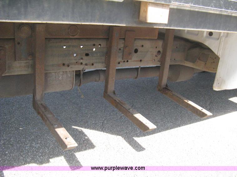 image for item B8133 2003 Ford F350 XL Super Duty flatbed pickup truck