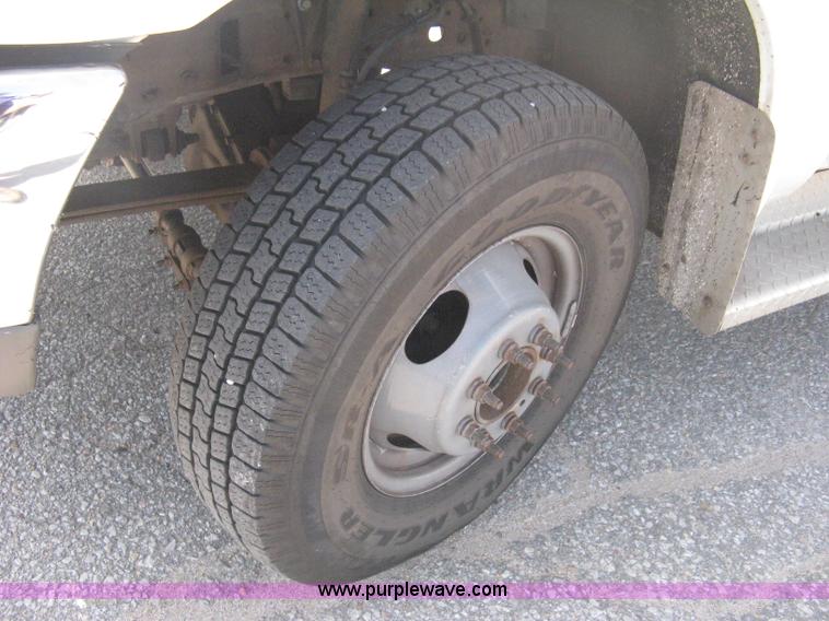 image for item B8133 2003 Ford F350 XL Super Duty flatbed pickup truck