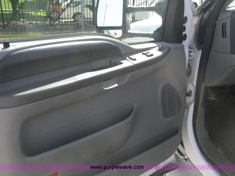 image for item B8134 2004 Ford F350 XL Super Duty flatbed pickup truck