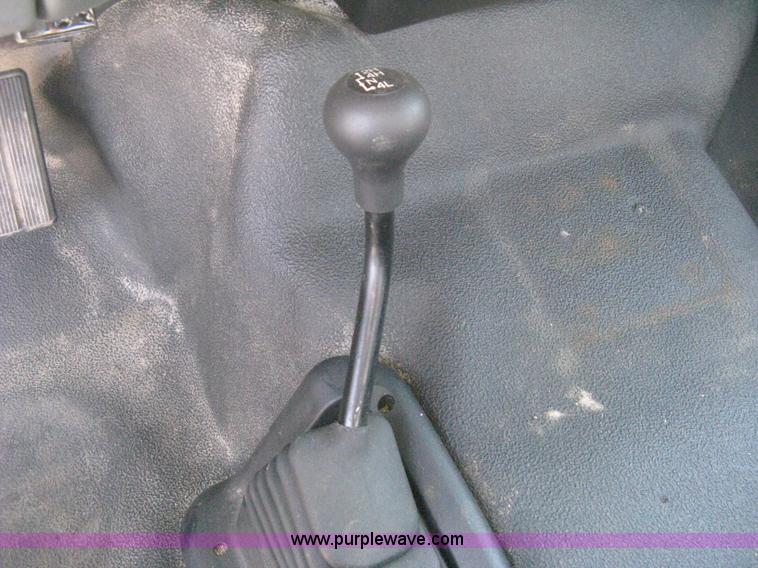 image for item B8134 2004 Ford F350 XL Super Duty flatbed pickup truck