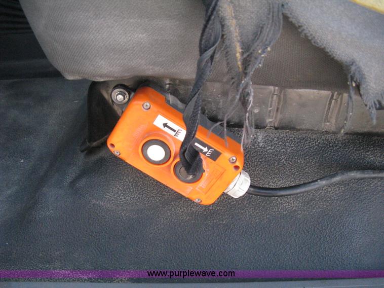 image for item B8134 2004 Ford F350 XL Super Duty flatbed pickup truck