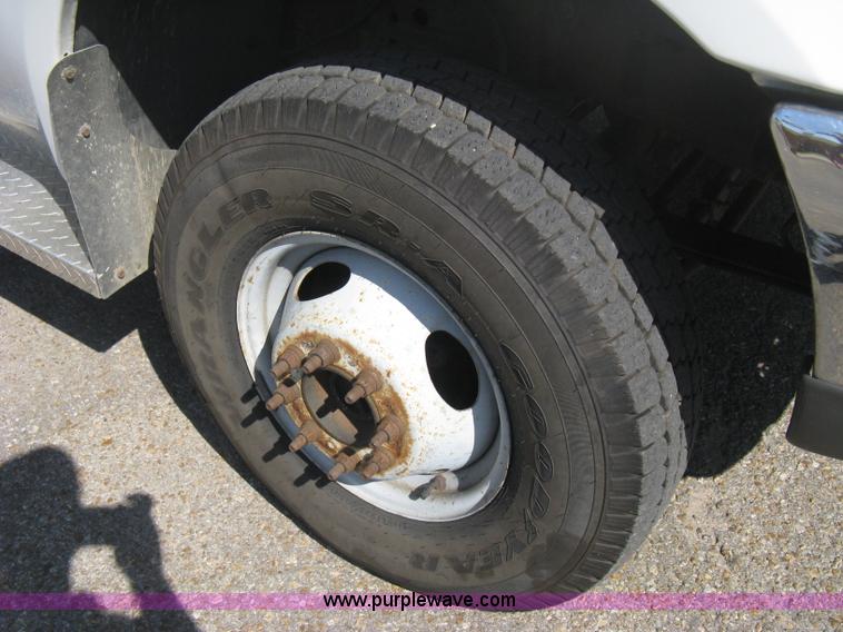 image for item B8134 2004 Ford F350 XL Super Duty flatbed pickup truck