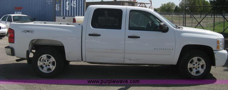image for item B8136 2008 Chevrolet Silverado 1500 LT Crew Cab pickup truck