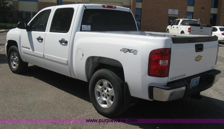 image for item B8136 2008 Chevrolet Silverado 1500 LT Crew Cab pickup truck