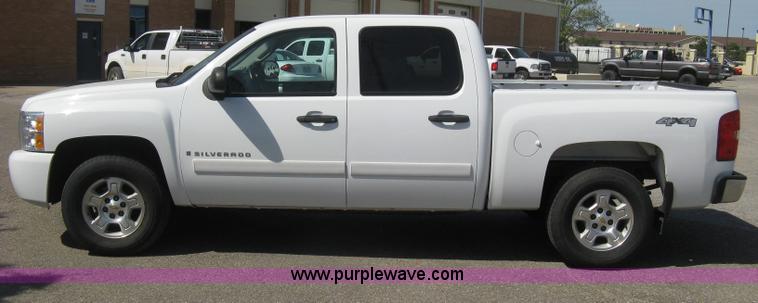 image for item B8136 2008 Chevrolet Silverado 1500 LT Crew Cab pickup truck
