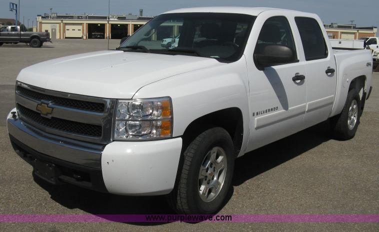 image for item B8136 2008 Chevrolet Silverado 1500 LT Crew Cab pickup truck