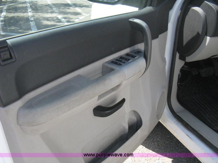 image for item B8136 2008 Chevrolet Silverado 1500 LT Crew Cab pickup truck