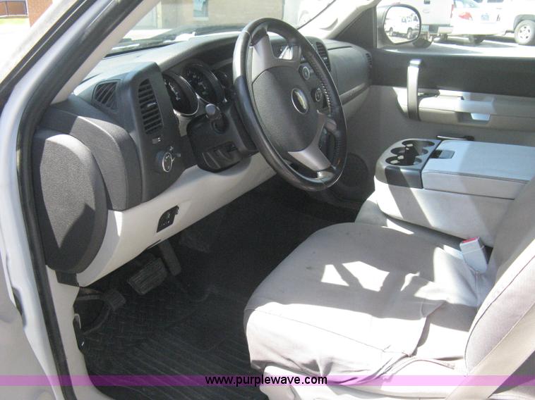 image for item B8136 2008 Chevrolet Silverado 1500 LT Crew Cab pickup truck