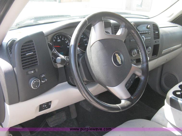 image for item B8136 2008 Chevrolet Silverado 1500 LT Crew Cab pickup truck