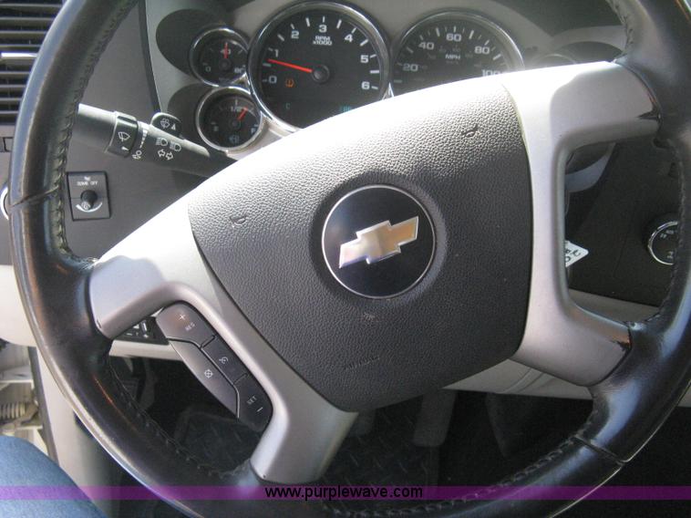 image for item B8136 2008 Chevrolet Silverado 1500 LT Crew Cab pickup truck