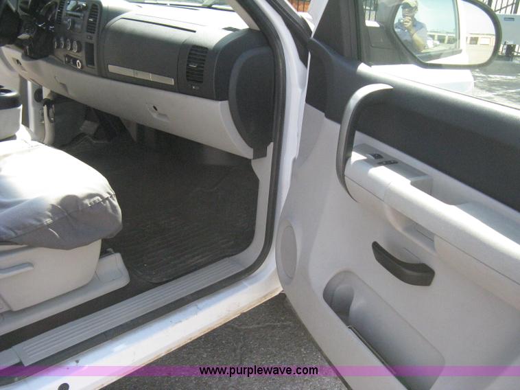 image for item B8136 2008 Chevrolet Silverado 1500 LT Crew Cab pickup truck