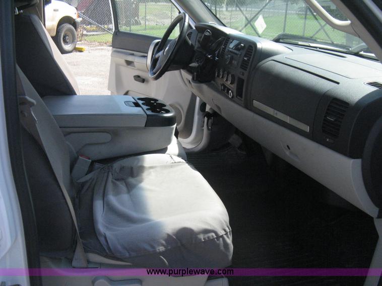 image for item B8136 2008 Chevrolet Silverado 1500 LT Crew Cab pickup truck