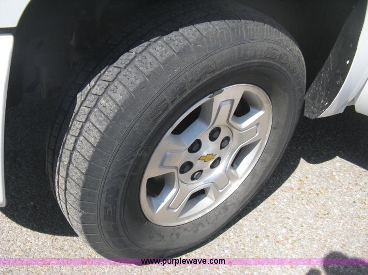 image for item B8136 2008 Chevrolet Silverado 1500 LT Crew Cab pickup truck