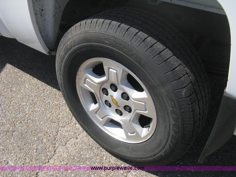 image for item B8136 2008 Chevrolet Silverado 1500 LT Crew Cab pickup truck