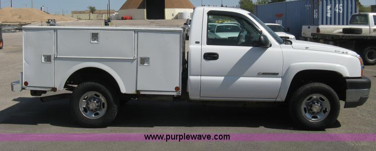 image for item B8137 2003 Chevrolet Silverado 2500HD utility pickup truck