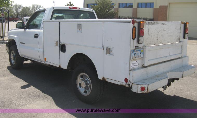 image for item B8137 2003 Chevrolet Silverado 2500HD utility pickup truck