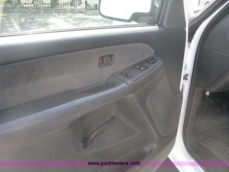 image for item B8137 2003 Chevrolet Silverado 2500HD utility pickup truck