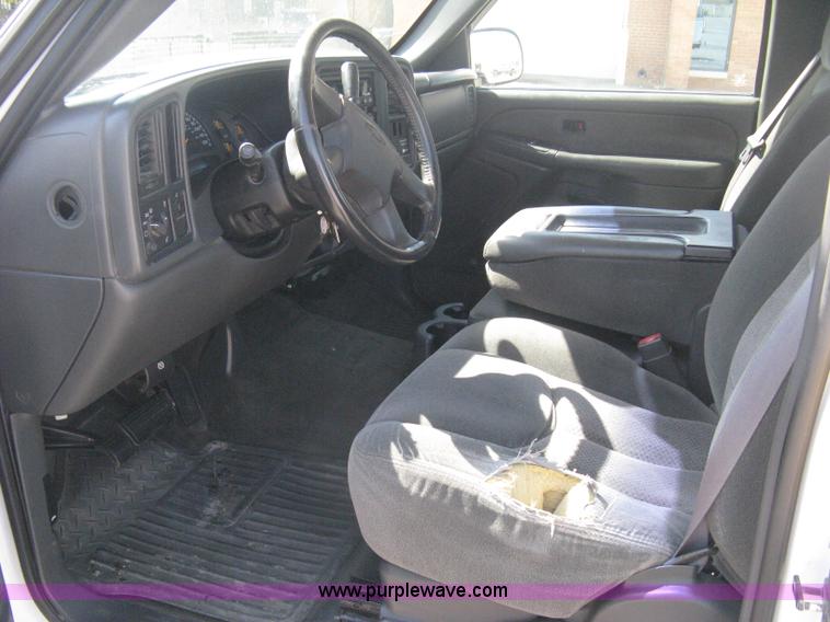 image for item B8137 2003 Chevrolet Silverado 2500HD utility pickup truck