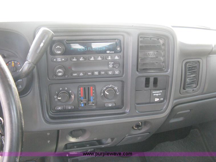 image for item B8137 2003 Chevrolet Silverado 2500HD utility pickup truck