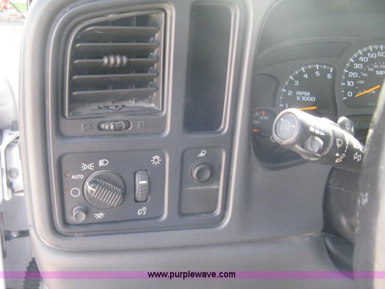 image for item B8137 2003 Chevrolet Silverado 2500HD utility pickup truck