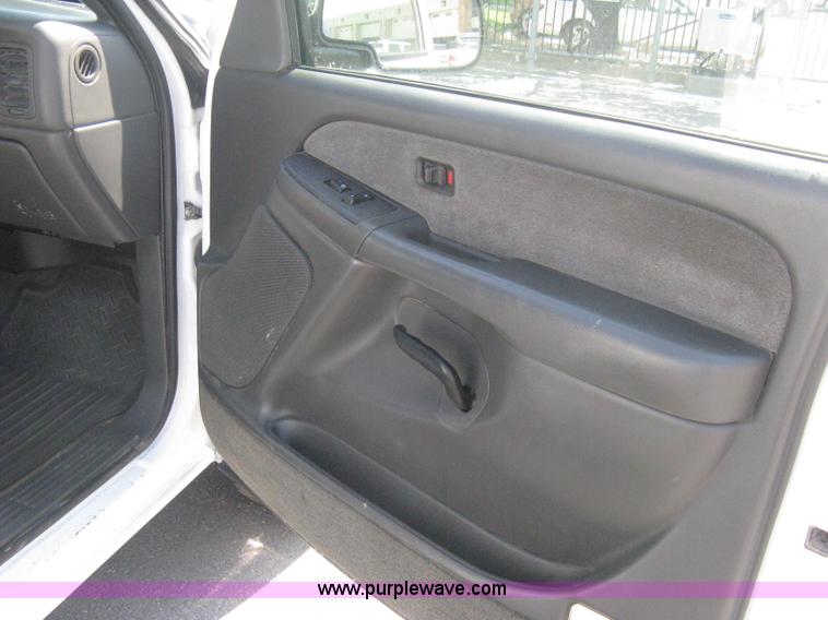 image for item B8137 2003 Chevrolet Silverado 2500HD utility pickup truck