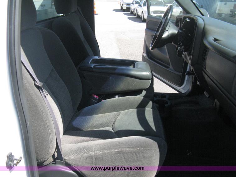 image for item B8137 2003 Chevrolet Silverado 2500HD utility pickup truck