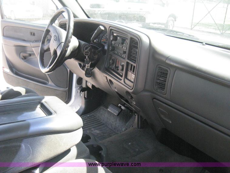 image for item B8137 2003 Chevrolet Silverado 2500HD utility pickup truck