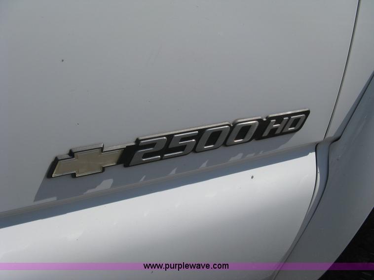 image for item B8137 2003 Chevrolet Silverado 2500HD utility pickup truck