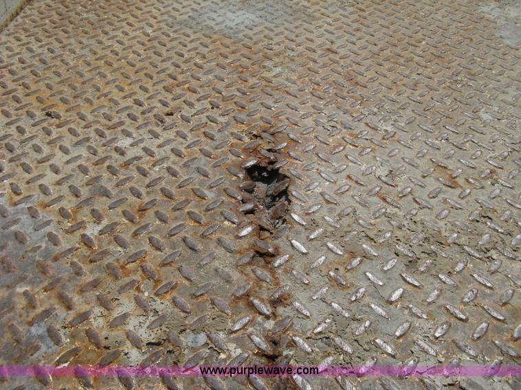 image for item B8137 2003 Chevrolet Silverado 2500HD utility pickup truck