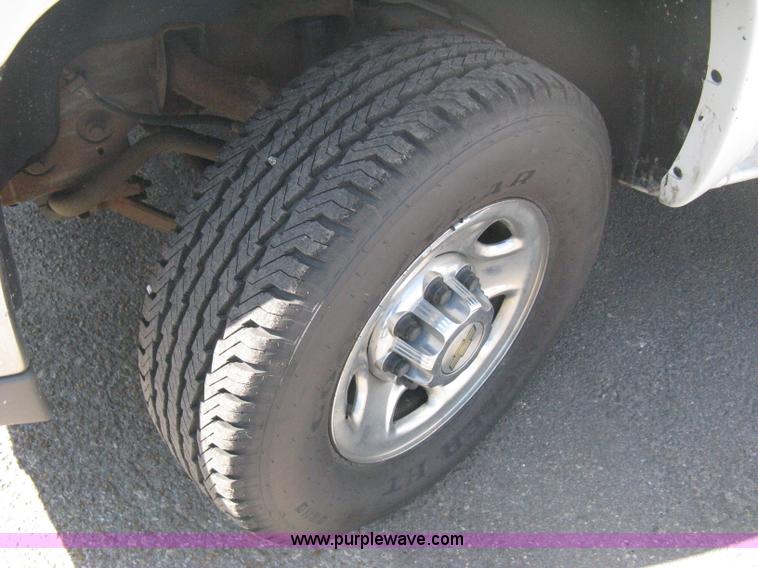 image for item B8137 2003 Chevrolet Silverado 2500HD utility pickup truck