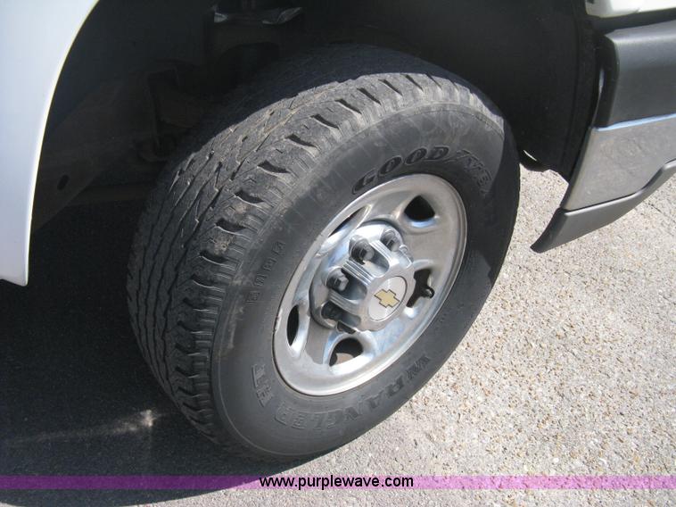 image for item B8137 2003 Chevrolet Silverado 2500HD utility pickup truck