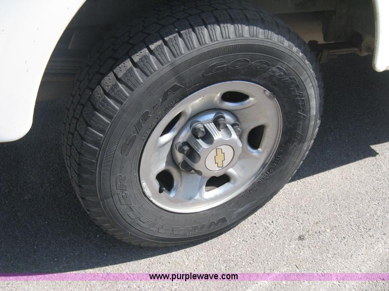 image for item B8137 2003 Chevrolet Silverado 2500HD utility pickup truck