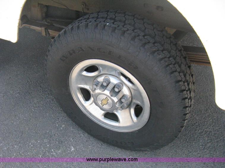 image for item B8137 2003 Chevrolet Silverado 2500HD utility pickup truck